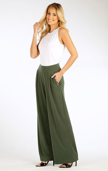 Nohavice dámske so širokými nohavicami.