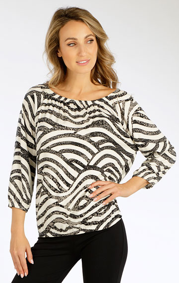 Halenka s odhalenými rameny.